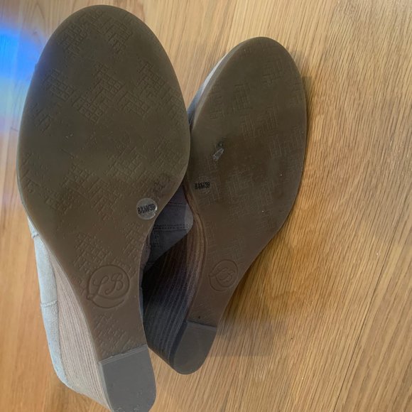 Lucky Brand Women's Yabba Wedge Bootie Light Gray Suede Ankle, size 8.5 - Picture 3 of 14